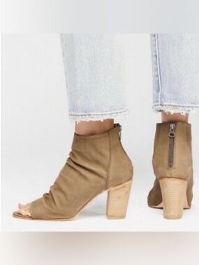 FREE PEOPLE CLEARWATER STACKED HEEL PEEP TOE ANKLE BOOT SIZE 38 TAUPE COLOR